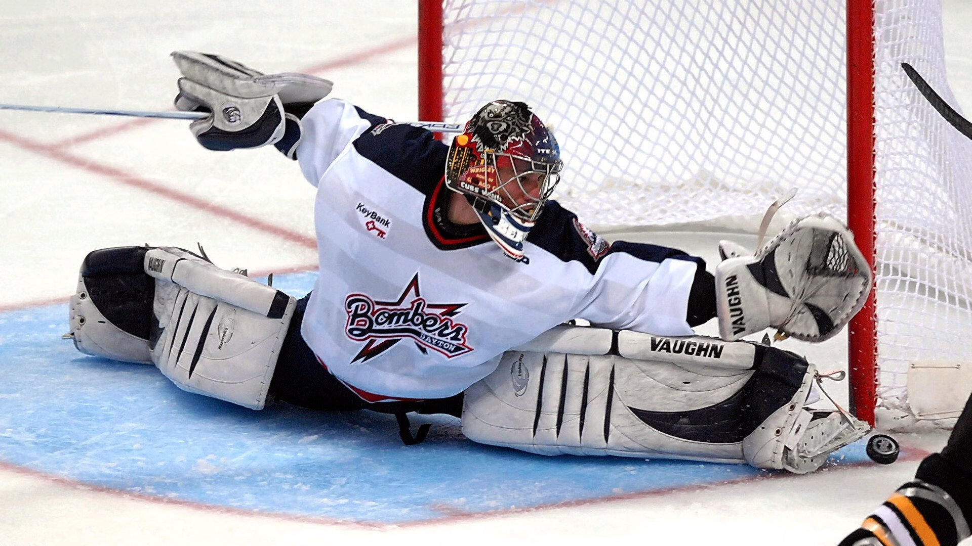 游泳队人数虽少，但质量不减，游泳队员组成一个方阵进行表演,已知方阵最外层有28人